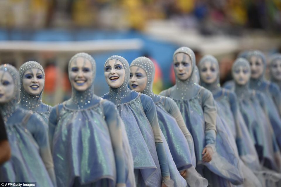 Η φαντασμαγορική έναρξη του Μουντιάλ -Εντυπωσιακά κοστούμια, σέξι χορευτικά και φίλαθλοι σε παραλήρημα [εικόνες] | iefimerida.gr 16