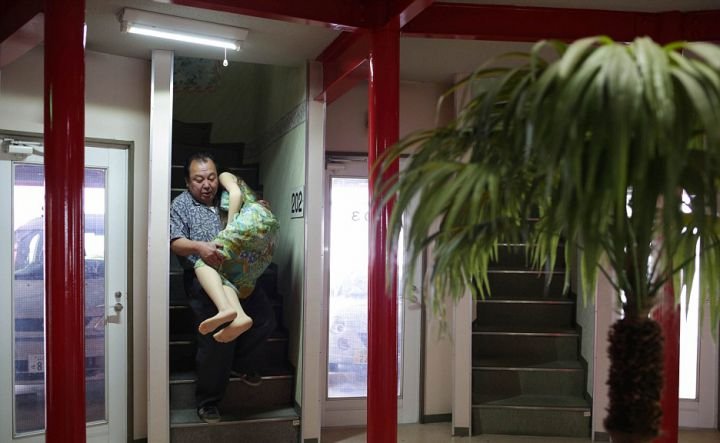 Απίστευτο: Εγκατέλειψε την οικογένειά του και ζει με μια πλαστική κούκλα [εικόνες] | iefimerida.gr 9