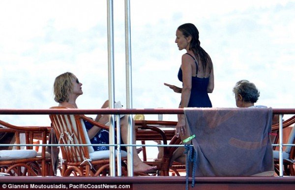 Σαρώνει το Ιόνιο με πολυτελές γιοτ η Σάρα Τζέσικα Πάρκερ [εικόνες] | iefimerida.gr 0