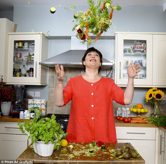 Η Σάρα Τζέσικα Πάρκερ πήγε στο Met Gala ως... Κάρι Μπράντσο [εικόνες] | iefimerida.gr 2