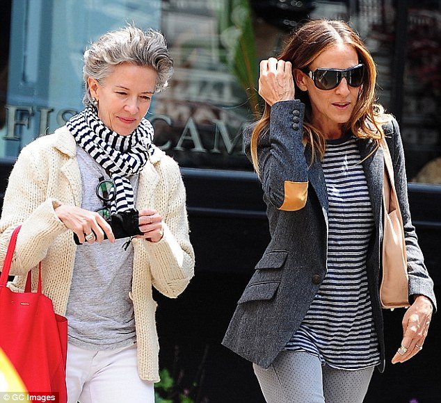 Οι παπαράτσι αποκαθηλώνουν την Σάρα Τζέσικα Πάρκερ -Αμακιγιάριστη και αγνώριστη [εικόνες] | iefimerida.gr 1