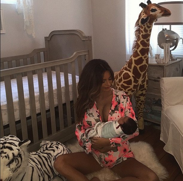 Απίστευτοι κοιλιακοί τέσσερις ημέρες μετά τη γέννα -Η καλλονή που διχάζει [εικόνες] | iefimerida.gr 1