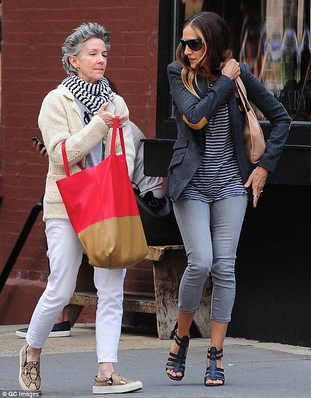 Οι παπαράτσι αποκαθηλώνουν την Σάρα Τζέσικα Πάρκερ -Αμακιγιάριστη και αγνώριστη [εικόνες] | iefimerida.gr 2