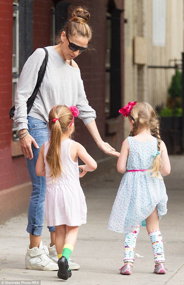 Οι παπαράτσι αποκαθηλώνουν την Σάρα Τζέσικα Πάρκερ -Αμακιγιάριστη και αγνώριστη [εικόνες] | iefimerida.gr 3