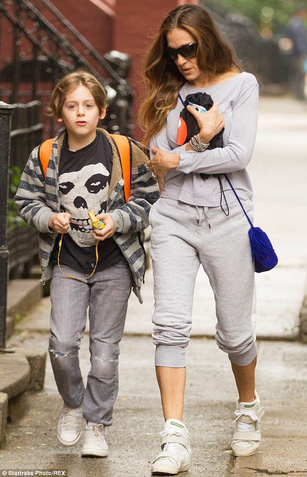 Οι παπαράτσι αποκαθηλώνουν την Σάρα Τζέσικα Πάρκερ -Αμακιγιάριστη και αγνώριστη [εικόνες] | iefimerida.gr 4