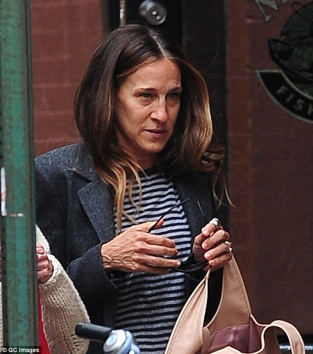 Οι παπαράτσι αποκαθηλώνουν την Σάρα Τζέσικα Πάρκερ -Αμακιγιάριστη και αγνώριστη [εικόνες] | iefimerida.gr 0