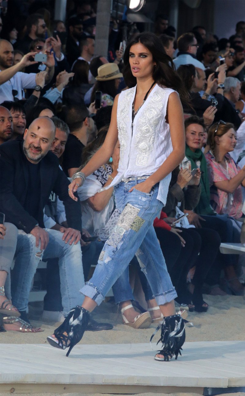 Αμπρόζιο και Ραφαέλι κόλασαν τη Μύκονο -Περπάτησαν στην αμμουδιά με τα ρούχα της Replay [εικόνες] | iefimerida.gr 3