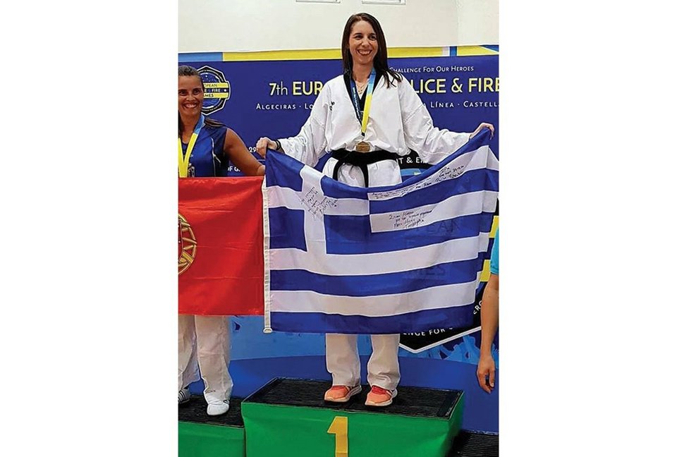 Η Σαραντούλα Παγωνάκη, αξιωματικός του αστυνομικός τμήματος Ορεστιάδας και μητέρα 4 παιδιών πήρε το χρυσό μετάλλιο στους πανευρωπαϊκούς αγώνες TAEKWODO αστυνομικών-πυροσβεστών που έγιναν στην Ισπανία.