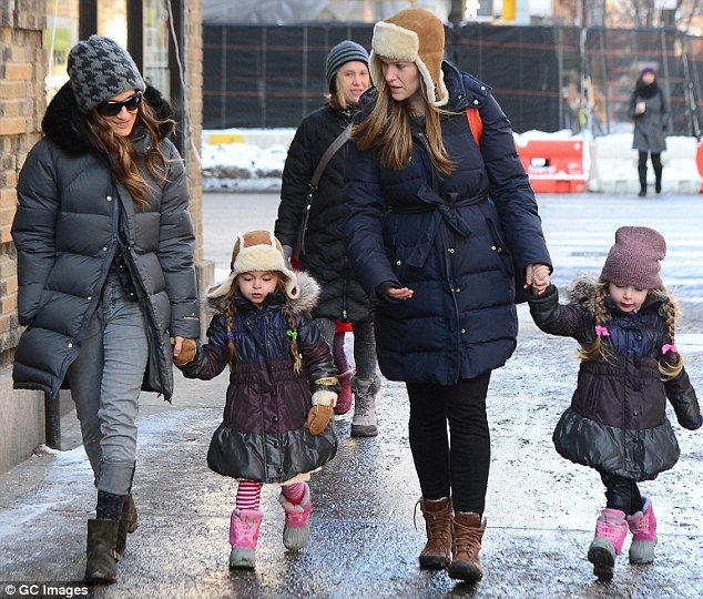 Η Σάρα Τζέσικα Πάρκερ πάει τα παιδιά της στο σχολείο σαν να κάνει πασαρέλα [εικόνες] | iefimerida.gr 0