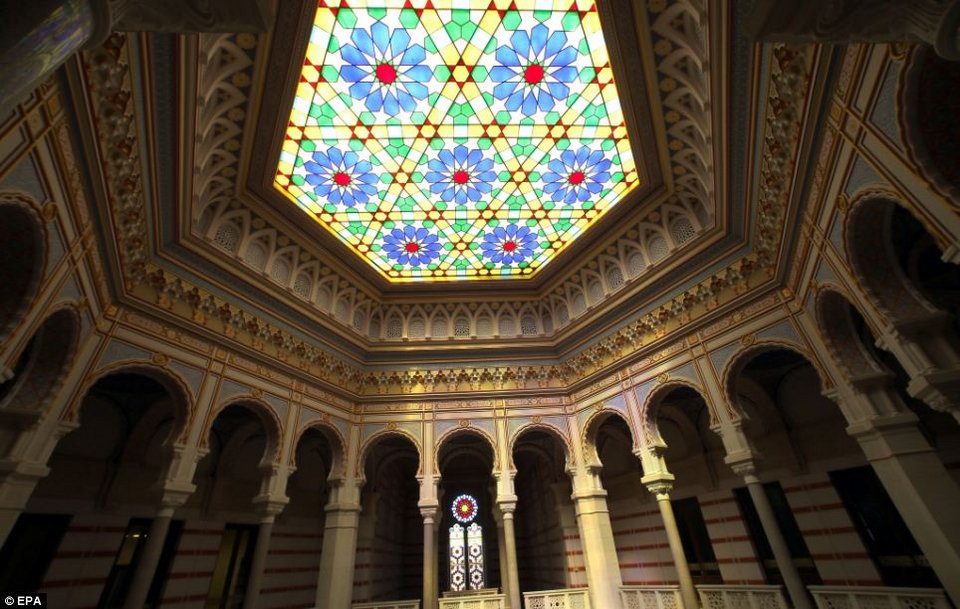 To κατεστραμμένο δημαρχείο του Σεράγεβο ανοίγει ξανά τις πύλες του ύστερα από 22 χρόνια [εικόνες] | iefimerida.gr 2