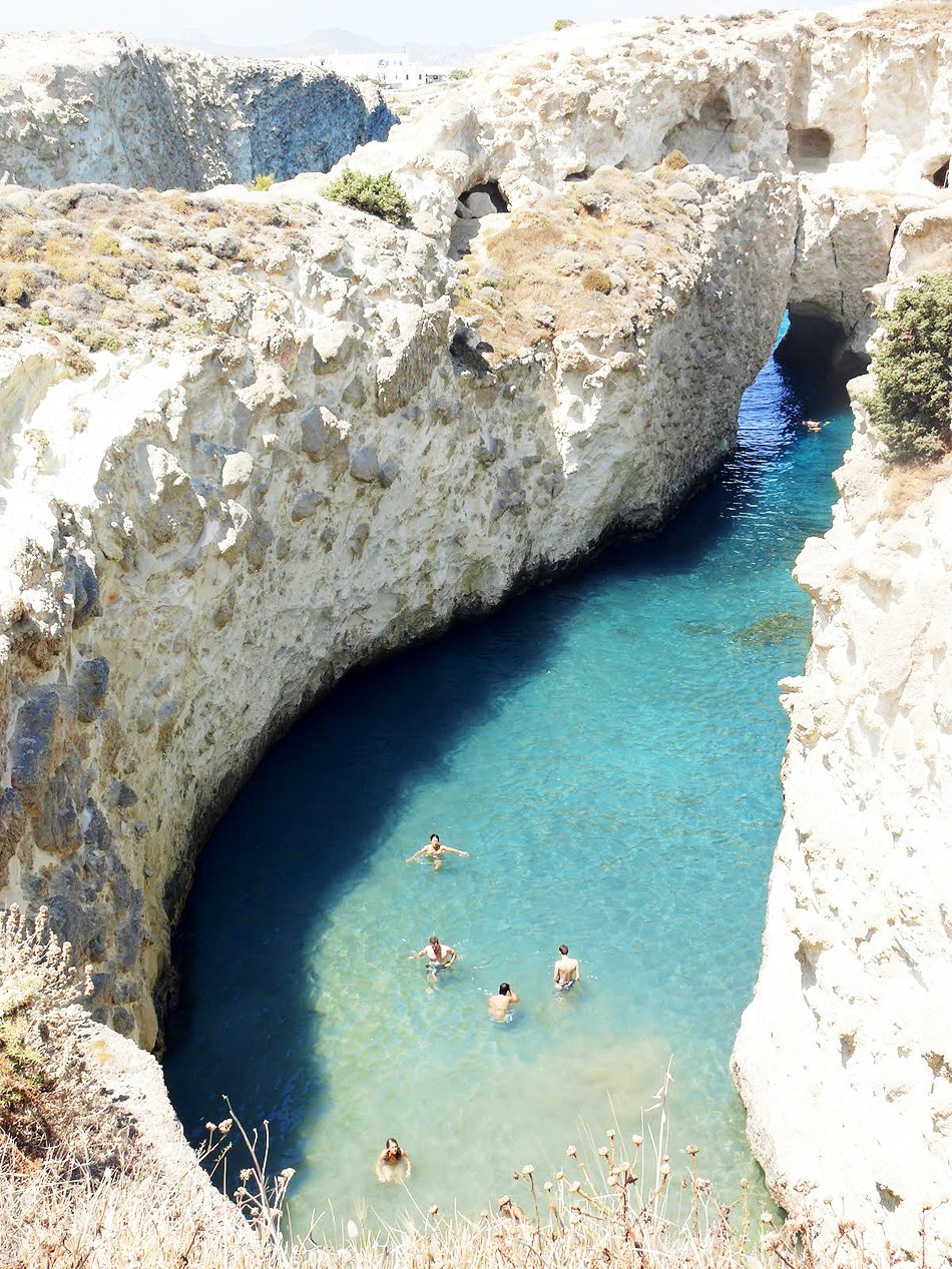 Αμερικανίδα δημοσιογράφος με σκιστά μάτια ξετρελαμένη με τη χώρα μας: Οι 5 θεϊκές παραλίες της Ελλάδας [εικόνες] | iefimerida.gr 1
