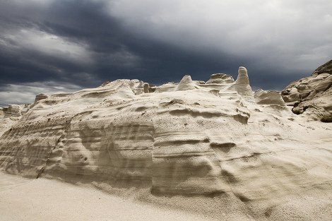 Υμνοι του ισπανικού Τύπου για το Σαρακήνικο στη Μήλο: Η παραλία που μοιάζει με τη Σελήνη [εικόνες] | iefimerida.gr 0