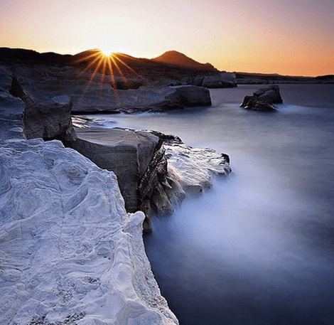 Υμνοι του ισπανικού Τύπου για το Σαρακήνικο στη Μήλο: Η παραλία που μοιάζει με τη Σελήνη [εικόνες] | iefimerida.gr 2