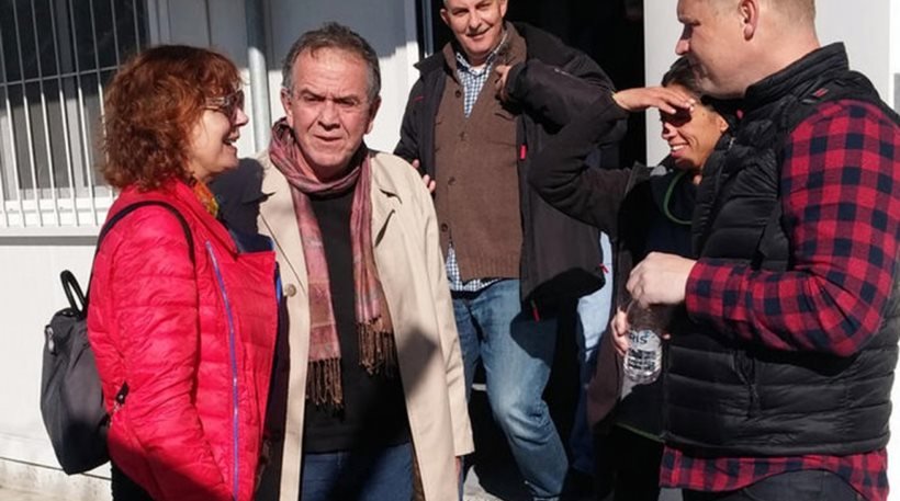 Η Σούζαν Σάραντον με τον Γιάννη Μουζάλα στον καταυλισμό προσφύγων στο Ελληνικό | iefimerida.gr 1