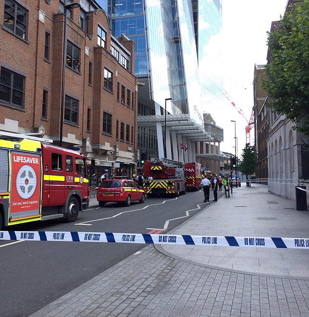 Συναγερμός στο Λονδίνο: Εκκενώθηκε ο μεγαλύτερος ουρανοξύστης της Ευρώπης – Βγαίνουν καπνοί από το υπόγειο [εικόνες] | iefimerida.gr 3