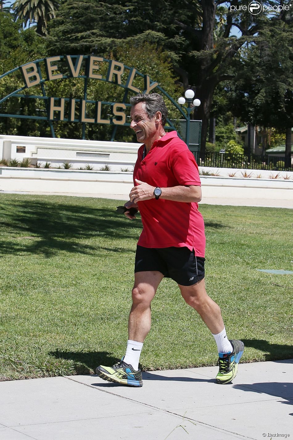 Ο Σαρκοζί κάνει τζόκινγκ στο Μπέβερλι Χιλς και τρελαίνει τους τουρίστες [βίντεο] | iefimerida.gr 1