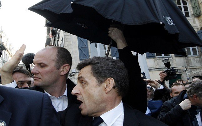 Με αυγά και αποδοκιμασίες υποδέχθηκαν Γάλλοι πολίτες τον Σαρκοζί [βίντεο+εικόνες] | iefimerida.gr 0