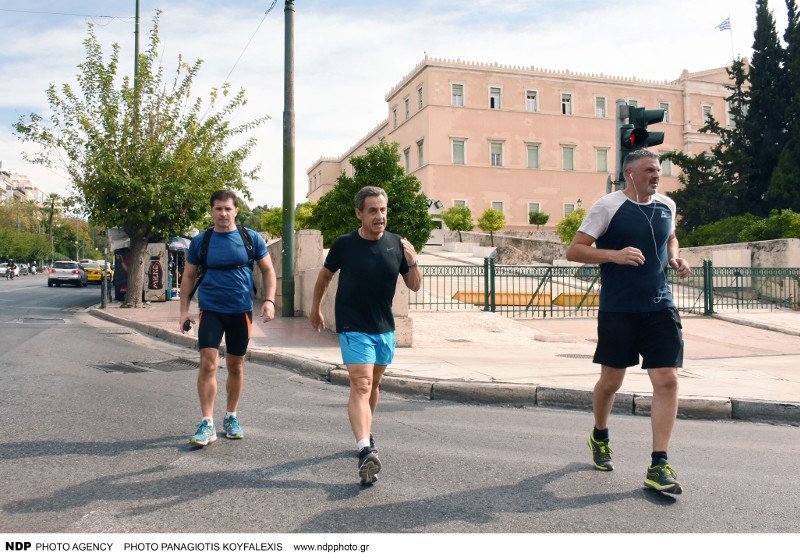 Kαι ο Σαρκοζί κάνει τζόκινγκ στο... Σύνταγμα -Μετά τη συνάντηση με τον Παυλόπουλο [εικόνες] | iefimerida.gr 6