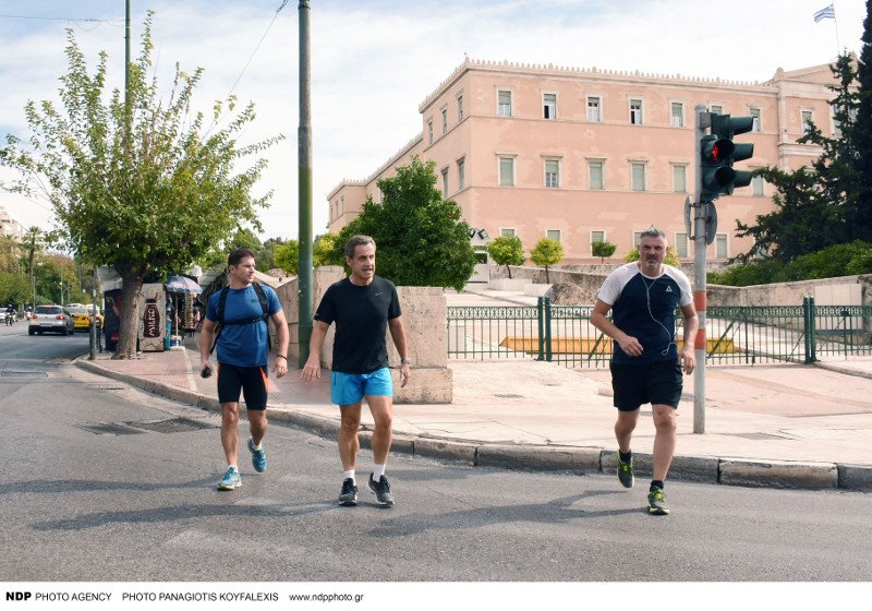 Kαι ο Σαρκοζί κάνει τζόκινγκ στο... Σύνταγμα -Μετά τη συνάντηση με τον Παυλόπουλο [εικόνες] | iefimerida.gr 2
