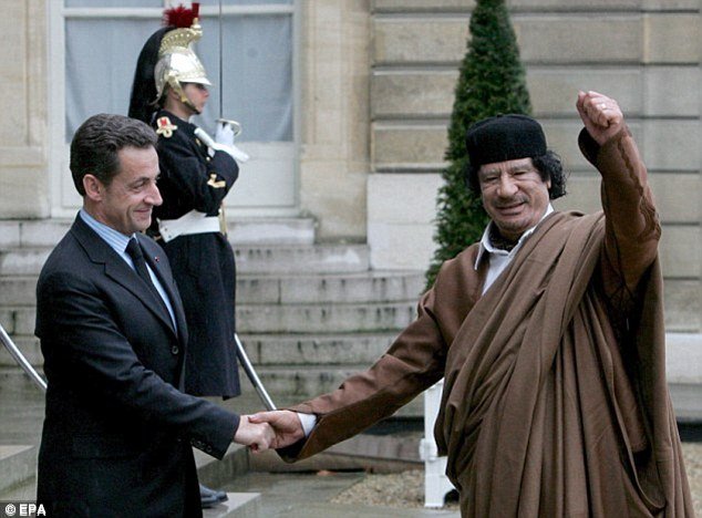 Η Daily Mail κάνει φέτες τον Σαρκοζί: O άνθρωπος που μοιάζει με μαστροπό, ο bling bling νεόπλουτος, διψασμένος για χρήματα [εικόνες] | iefimerida.gr 2