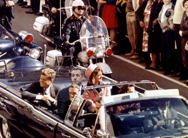 Το Twitter σπάει πλάκα με τον Σαρκοζί -Προσπαθεί να «χωθεί» στους Beatles, το Μυστικό Δείπνο και τα «Φιλαράκια» [εικόνες] | iefimerida.gr 14