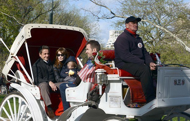 Ο ρομαντικός Νικολά Σαρκοζί –Πήγε την Κάρλα Μπρούνι βόλτα με την άμαξα στη Νέα Υόρκη [εικόνες] | iefimerida.gr 1