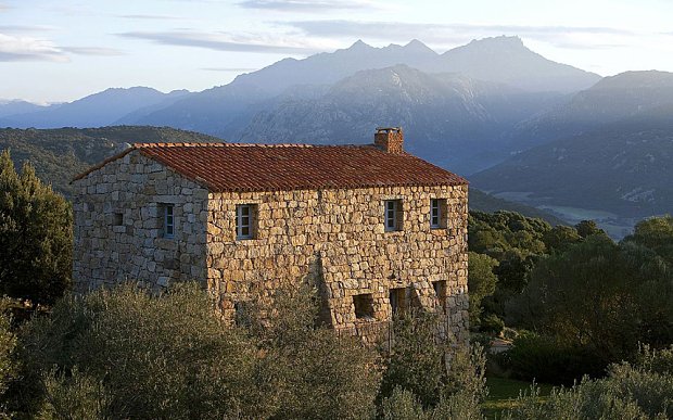 Οι χλιδάτες διακοπές του Σαρκοζί εκνευρίζουν τους Γάλλους - Σε «καλύβα βοσκού» που είναι όμως πολυτελής βίλα [εικόνες] | iefimerida.gr 0