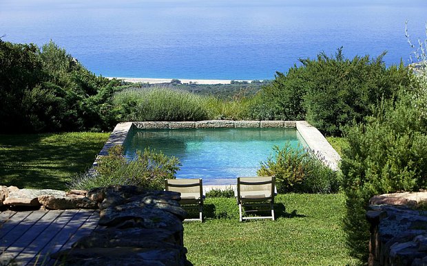 Οι χλιδάτες διακοπές του Σαρκοζί εκνευρίζουν τους Γάλλους - Σε «καλύβα βοσκού» που είναι όμως πολυτελής βίλα [εικόνες] | iefimerida.gr 1