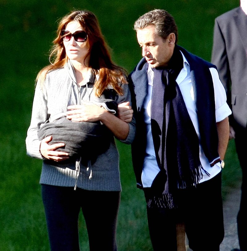 Η βόλτα στο πάρκο του Σαρκοζί και της Μπρούνι με το μωρό τους [εικόνες] | iefimerida.gr 0