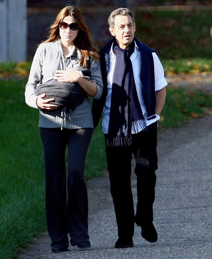 Η βόλτα στο πάρκο του Σαρκοζί και της Μπρούνι με το μωρό τους [εικόνες] | iefimerida.gr 1