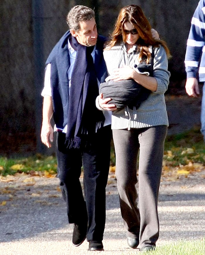 Η βόλτα στο πάρκο του Σαρκοζί και της Μπρούνι με το μωρό τους [εικόνες] | iefimerida.gr 2