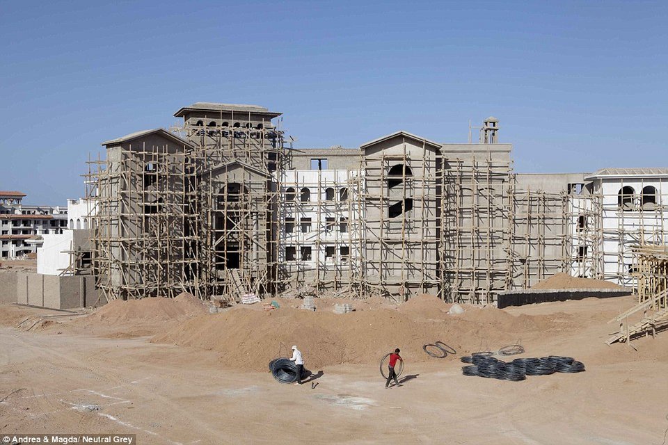 Περιοχή «φάντασμα» το Σαρμ Ελ Σέιχ: Μόνο καμήλες και λιγοστοί ντόπιοι κυκλοφορούν στους δρόμους [εικόνες] | iefimerida.gr 16