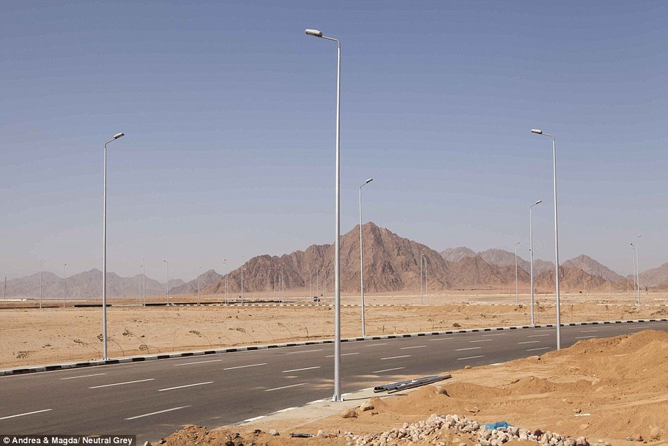 Περιοχή «φάντασμα» το Σαρμ Ελ Σέιχ: Μόνο καμήλες και λιγοστοί ντόπιοι κυκλοφορούν στους δρόμους [εικόνες] | iefimerida.gr 18