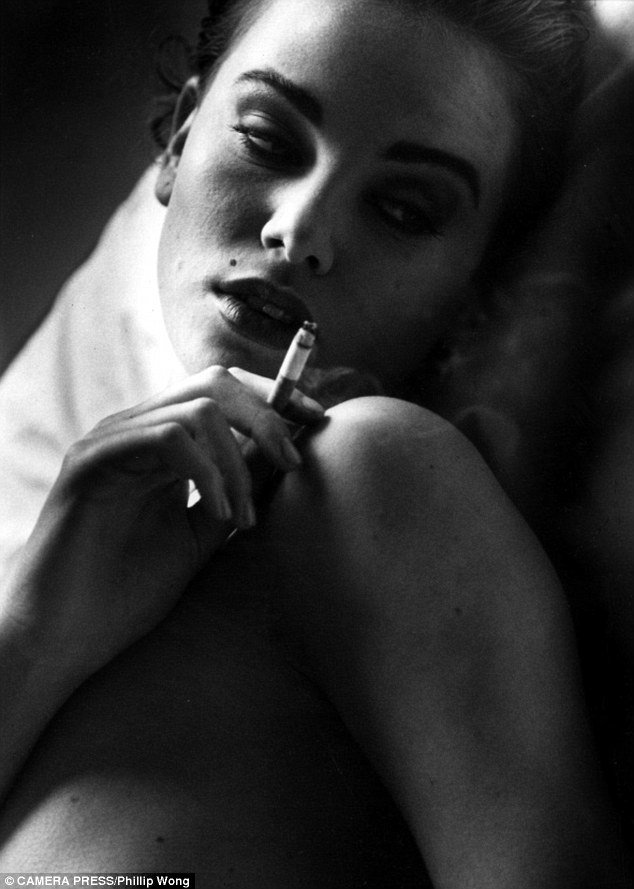 Αδημοσίευτες φωτογραφίες της Σαρλίζ Θερόν - Με μαύρα εσώρουχα και λάγνο ύφος [εικόνες] | iefimerida.gr 0