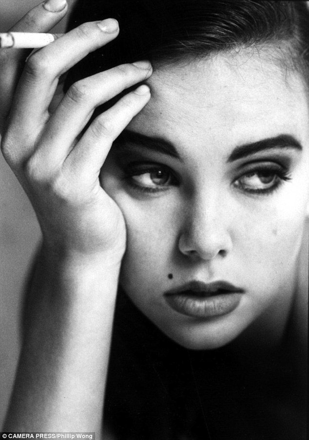 Αδημοσίευτες φωτογραφίες της Σαρλίζ Θερόν - Με μαύρα εσώρουχα και λάγνο ύφος [εικόνες] | iefimerida.gr 1