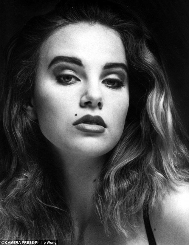 Αδημοσίευτες φωτογραφίες της Σαρλίζ Θερόν - Με μαύρα εσώρουχα και λάγνο ύφος [εικόνες] | iefimerida.gr 2