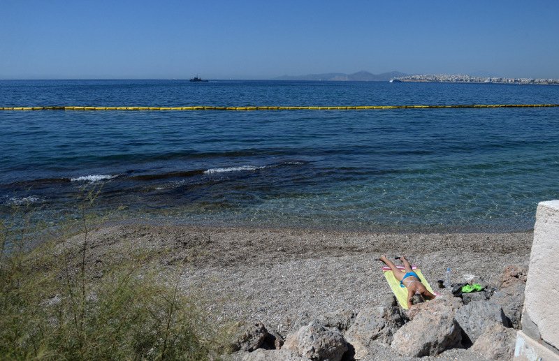 Η ρύπανση έφτασε στο Λαγονήσι -Η τελευταία ενημέρωση για τις «μαύρες» ακτές [εικόνες] | iefimerida.gr 1