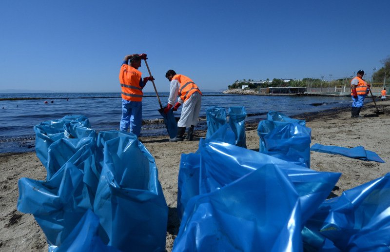 Η ρύπανση έφτασε στο Λαγονήσι -Η τελευταία ενημέρωση για τις «μαύρες» ακτές [εικόνες] | iefimerida.gr 4