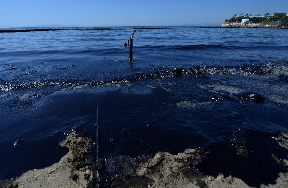 Η ρύπανση έφτασε στο Λαγονήσι -Η τελευταία ενημέρωση για τις «μαύρες» ακτές [εικόνες] | iefimerida.gr 3