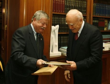 Η στιγμή που το τανκ έριξε την πόρτα του Πολυτεχνείου: Συγκλονιστική μαρτυρία του μοναδικού φωτογράφου που βρισκόταν εκεί [βίντεο] | iefimerida.gr 1