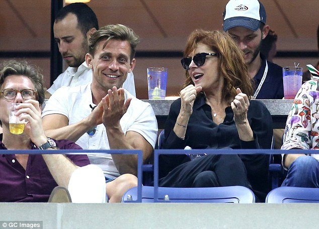 Η 69χρονη Σούζαν Σάραντον φλερτάρει σε κερκίδες με νεαρό άνδρα [εικόνες]  | iefimerida.gr 0