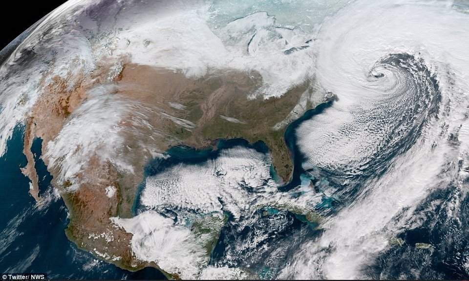 Ο φονικός κυκλώνας-βόμβα βύθισε στο σκοτάδι 100.000 νοικοκυριά στις βορειοανατολικές ΗΠΑ [εικόνες]  | iefimerida.gr 11