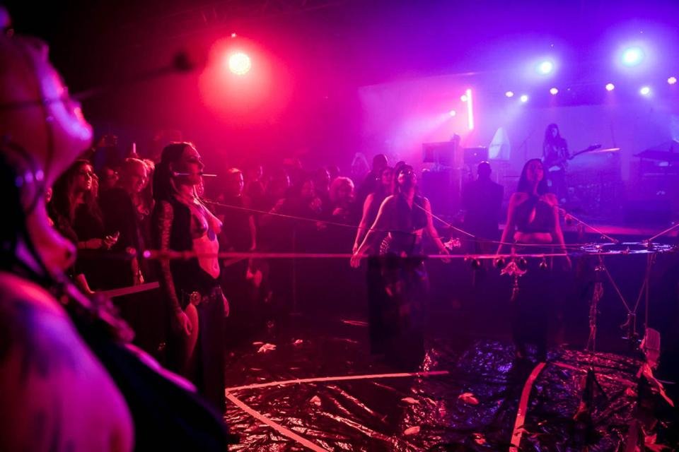 Μέσα στη συγκέντρωση του «Satanic Temple» -Διαλέξεις για δαιμονισμένες γάτες και επικλήσεις [εικόνες] | iefimerida.gr 2