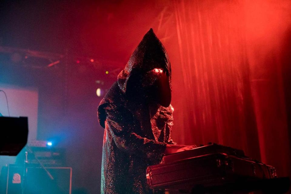 Μέσα στη συγκέντρωση του «Satanic Temple» -Διαλέξεις για δαιμονισμένες γάτες και επικλήσεις [εικόνες] | iefimerida.gr 1