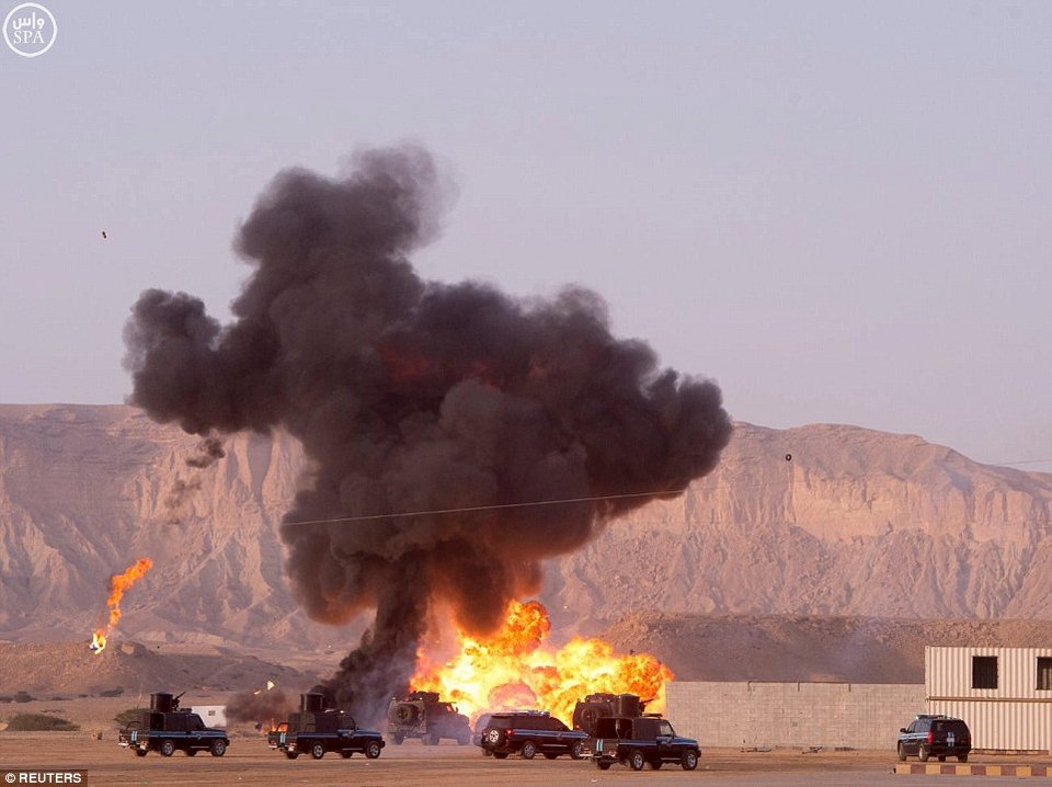 Πετάνε-πετάνε (κυριολεκτικά) τα κομάντα -Εντυπωσιακές φωτό με Σαουδάραβες στρατιώτες εν δράσει [εικόνες] | iefimerida.gr 0