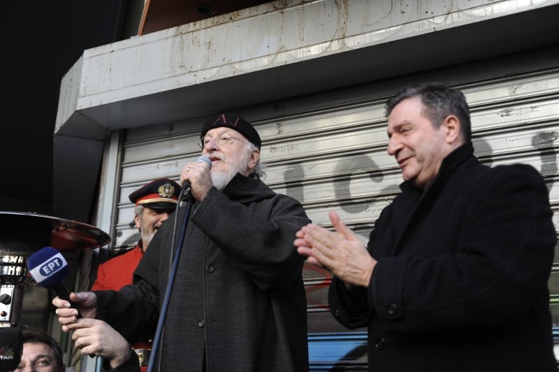 Ο Σαββόπουλος τραγούδησε τα κάλαντα έξω από το Αττικόν [εικόνες] | iefimerida.gr 1