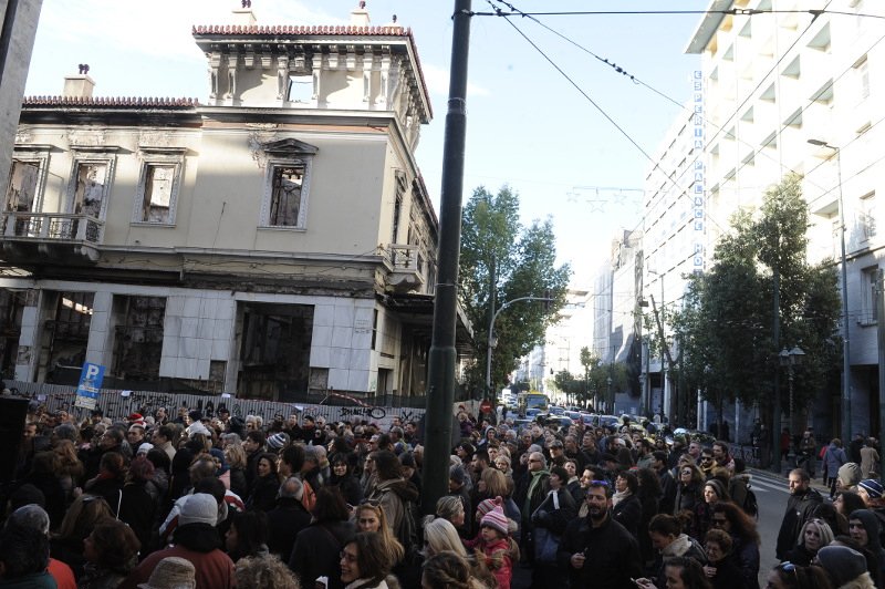 Ο Σαββόπουλος τραγούδησε τα κάλαντα έξω από το Αττικόν [εικόνες] | iefimerida.gr 3