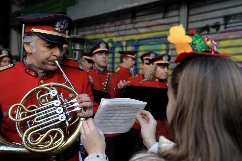 Ο Σαββόπουλος τραγούδησε τα κάλαντα έξω από το Αττικόν [εικόνες] | iefimerida.gr 4