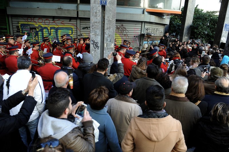 Ο Σαββόπουλος τραγούδησε τα κάλαντα έξω από το Αττικόν [εικόνες] | iefimerida.gr 2