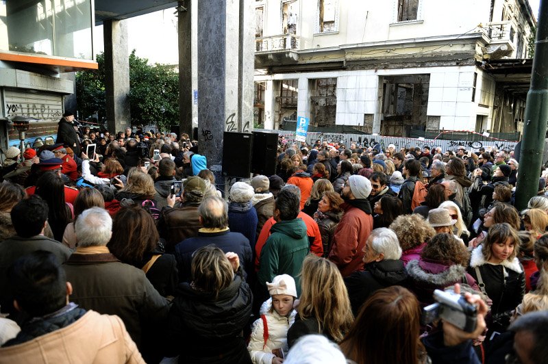 Ο Σαββόπουλος τραγούδησε τα κάλαντα έξω από το Αττικόν [εικόνες] | iefimerida.gr 0